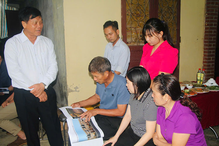 Ông Bùi Đức Giang (bên trái) trao đổi với chính quyền và nhân dân xã Thanh Yên.