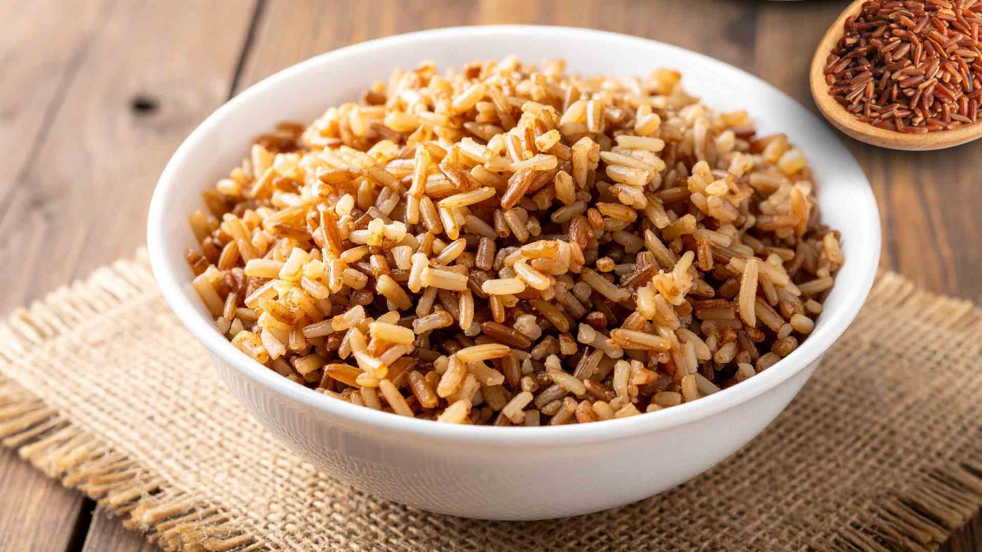 Prioritizing brown rice or cooked rice that is cooled and then heated properly can contribute to promoting collagen production. Graphic photo: Huong Son