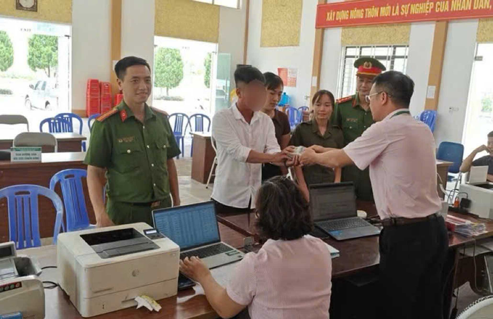 Công an xã phối hợp giải ngân vốn vay cho người sau cai nghiện trên địa bàn. Ảnh: Công an xã Bảo Thắng