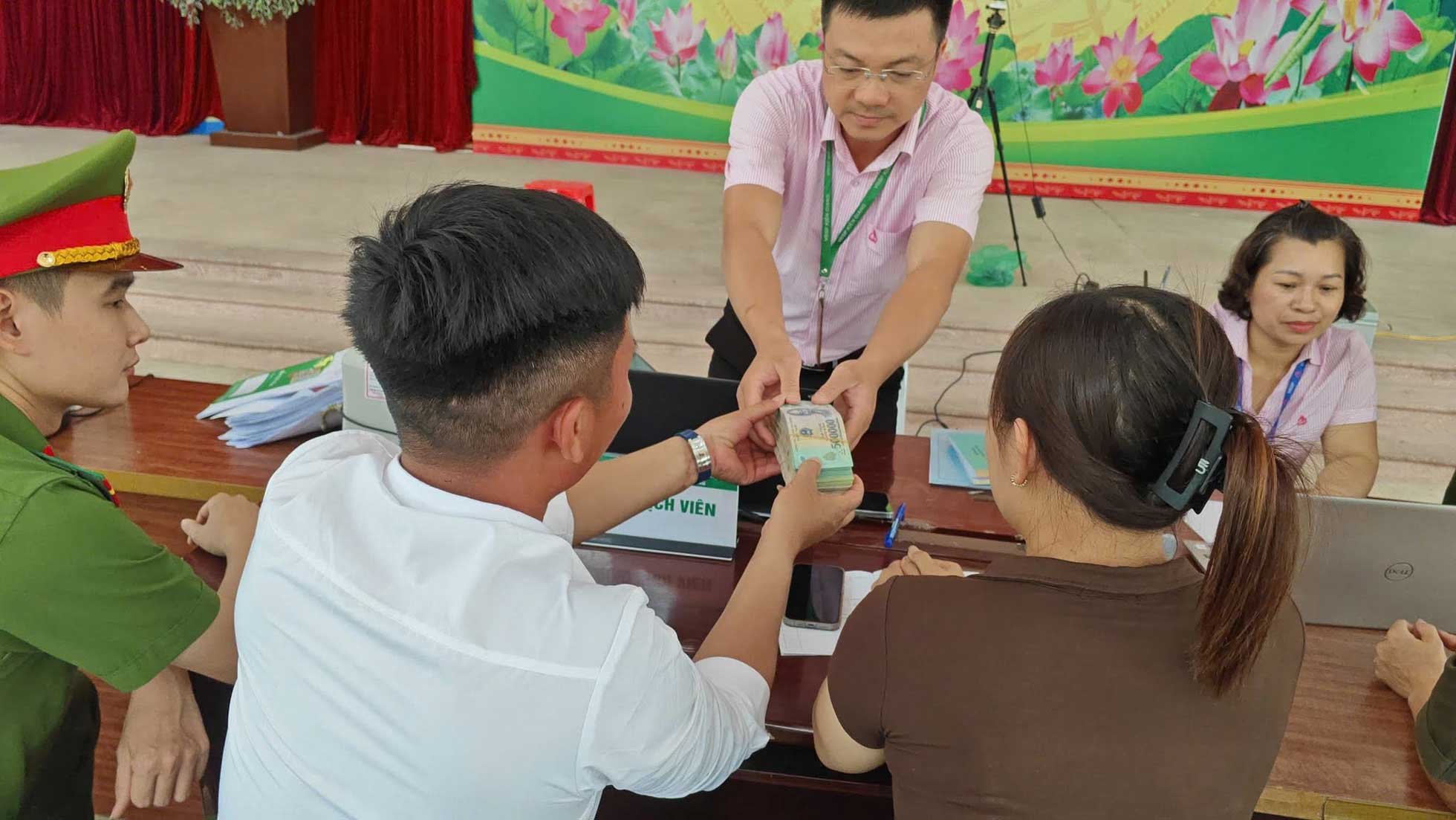 Người sau cai nghiện tại xã Bảo Thắng nhận vốn vay ưu đãi để phát triển kinh tế. Ảnh: Công an xã Bảo Thắng