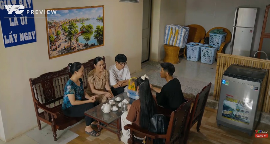 Mẹ Khuê và Cương bất ngờ vì Tuyết Lan đến chơi nhà. Ảnh: VFC.