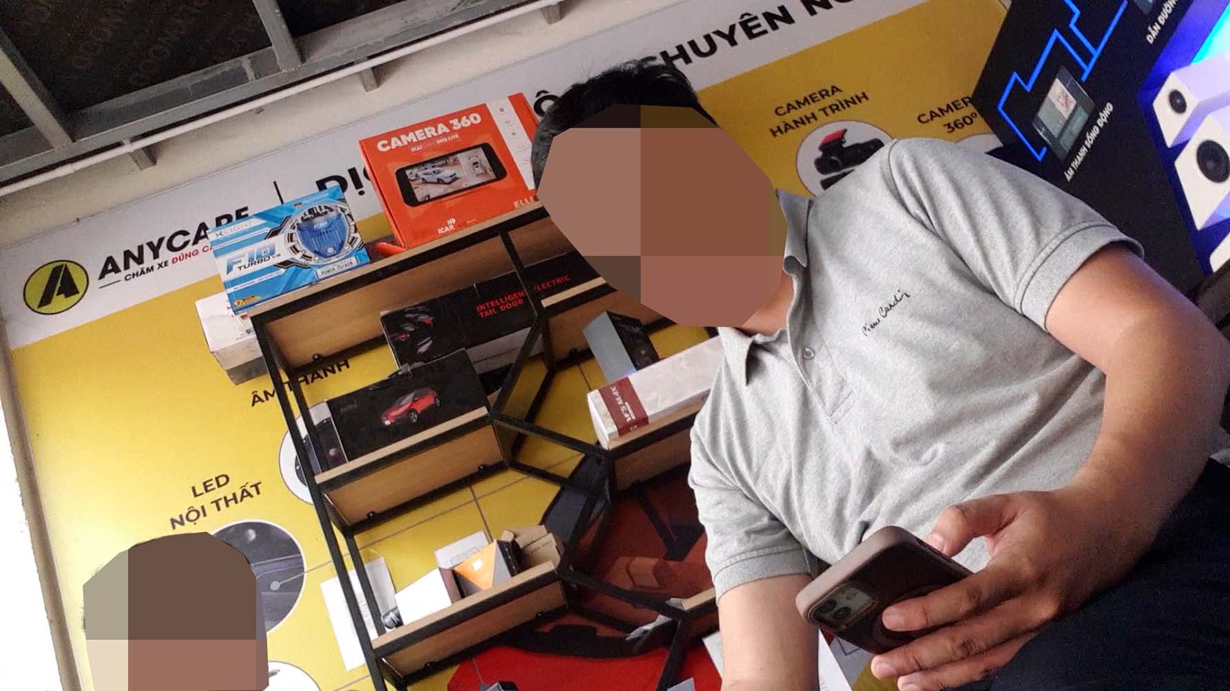 Chủ xưởng độ xe Any Care tư vấn cho phóng viên tháo đồ độ trước khi đăng kiểm. Ảnh: NHÓM PV