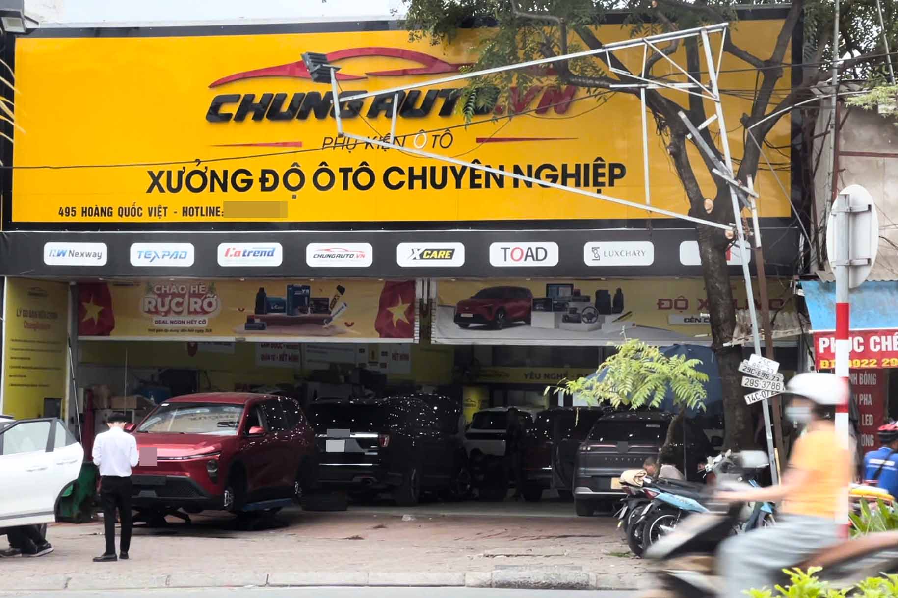 Xưởng độ xe Chung Auto trên đường Hoàng Quốc Việt. Ảnh: Nhóm phóng viên