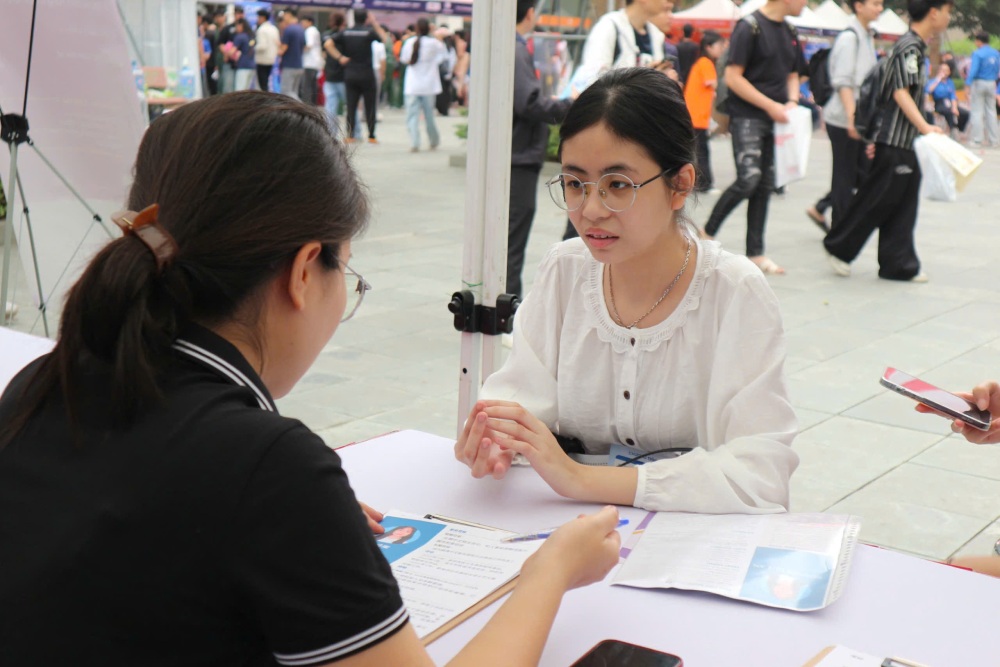 In June 2026, up to 82% of job seekers in the Capital were in the 25-54 age group. Photo: Quynh Chi