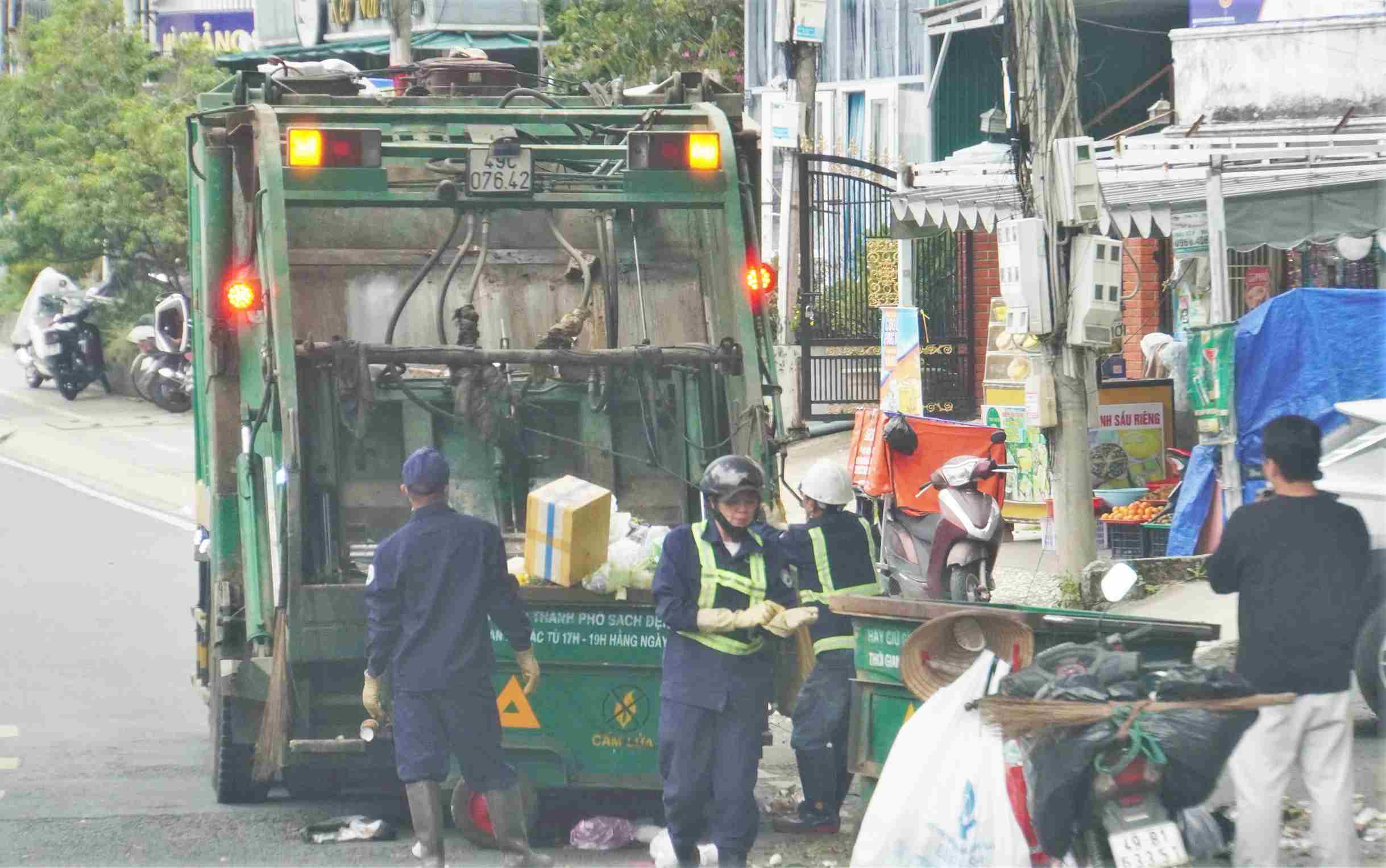 More than 200 workers and 30 vehicles were mobilized to collect and transport stagnant waste in Da Lat. Photo: Phuc Khanh