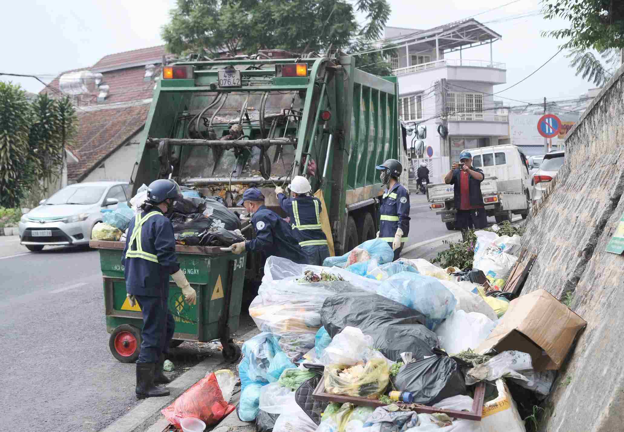 Công tác thu gom, vận chuyển rác được tiến hành khẩn trương. Ảnh: Phúc Khánh 