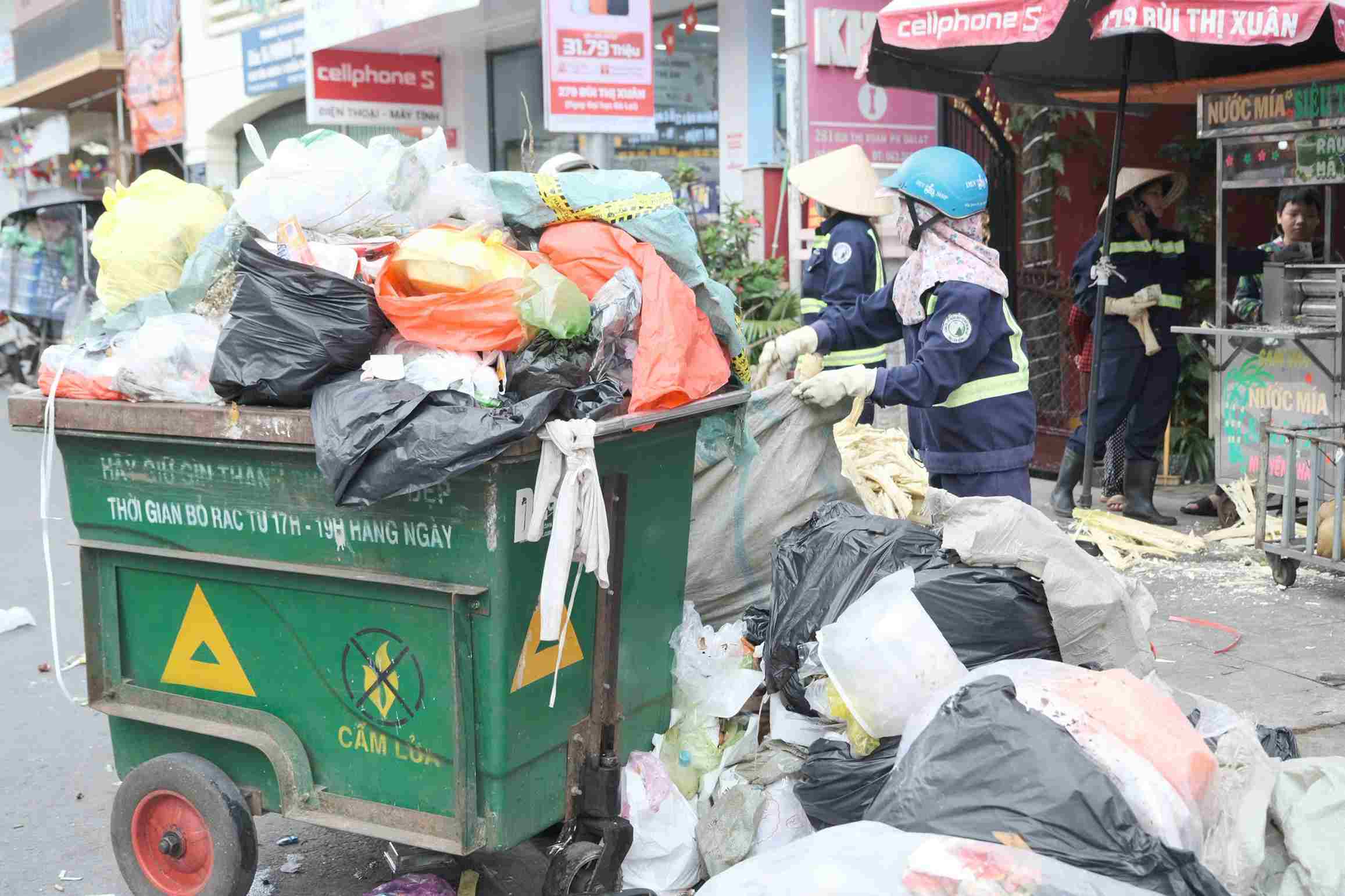 Công nhân vệ sinh nỗ lực thu gom, vận chuyển rác để Đà Lạt luôn đẹp trong mặt du khách. Ảnh: Phúc Khánh 