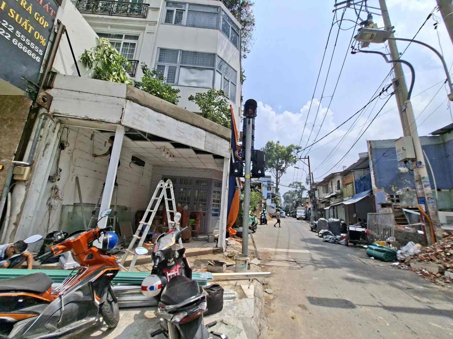 Người dân sửa sang lại nhà cửa sau khi bàn giao mặt bằng. Ảnh: Minh Quân
