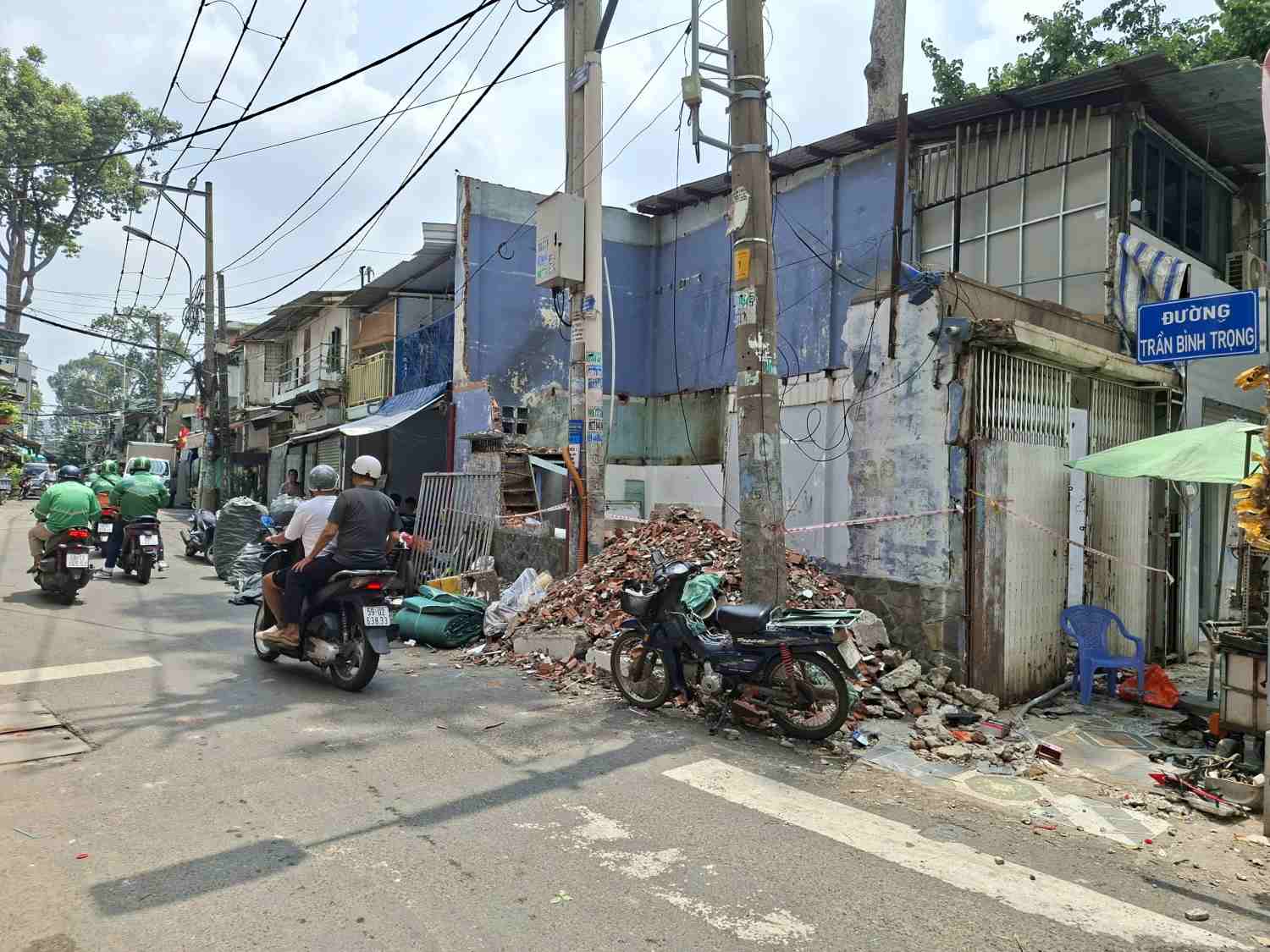 Một số căn nhà đường Trần Bình Trọng đã được tháo dỡ. Ảnh: Minh Quân