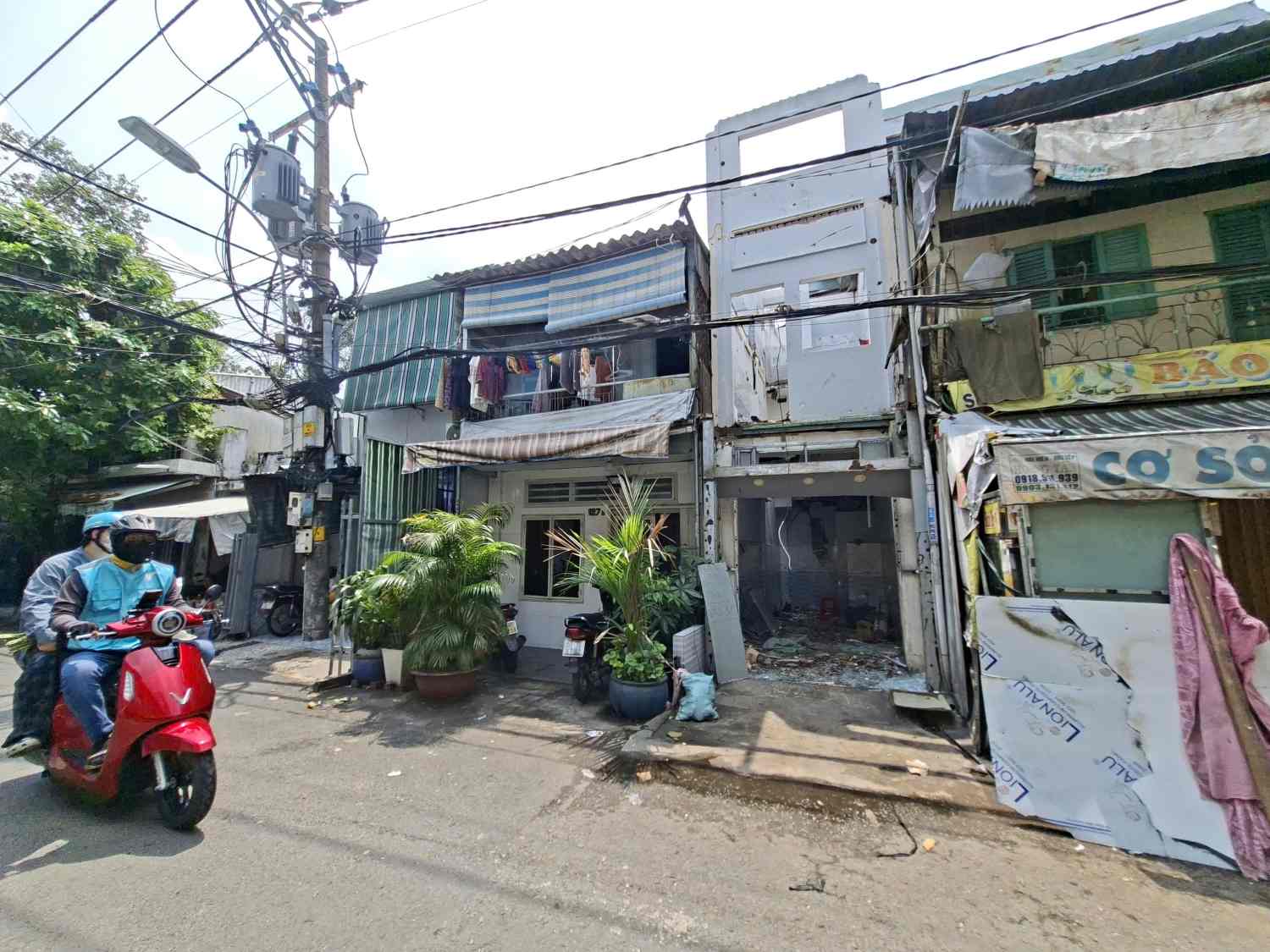 Đường Trần Bình Trọng nhỏ hẹp sắp được mở rộng lên 23m. Ảnh: Minh Quân