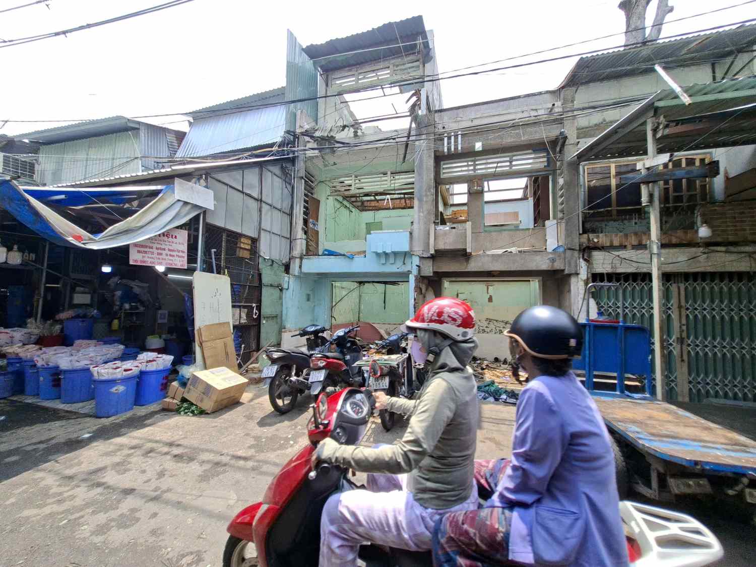 Nhiều căn nhà trên đường Trần Bình Trọng đã được chủ hộ di dời tài sản, chờ tháo dỡ để bàn giao mặt bằng. Ảnh: Minh Quân
