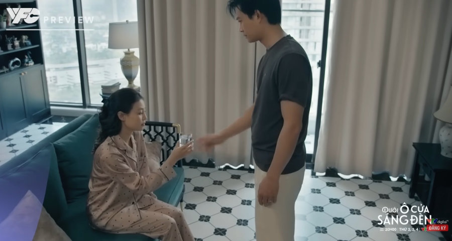 Dương quan tâm Diệu như cách quan tâm Trang trong tập 13 phim “Dưới ô cửa sáng đèn“. Ảnh: VFC.