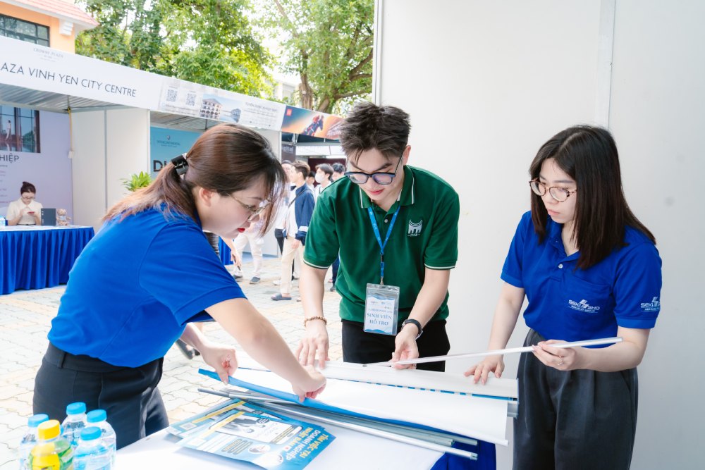 HSB students meet recruiters directly in the lecture hall. Photo: Phuong Tra