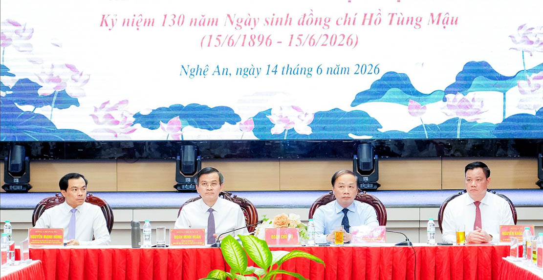 Các đại biểu chủ trì hội thảo. Ảnh: Phạm Bằng