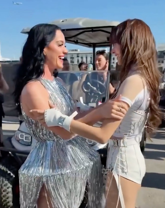 Katy Perry và Lisa (Blackpink) gặp gỡ sau hậu trường lễ khai mạc World Cup 2026. Ảnh cắt từ video
