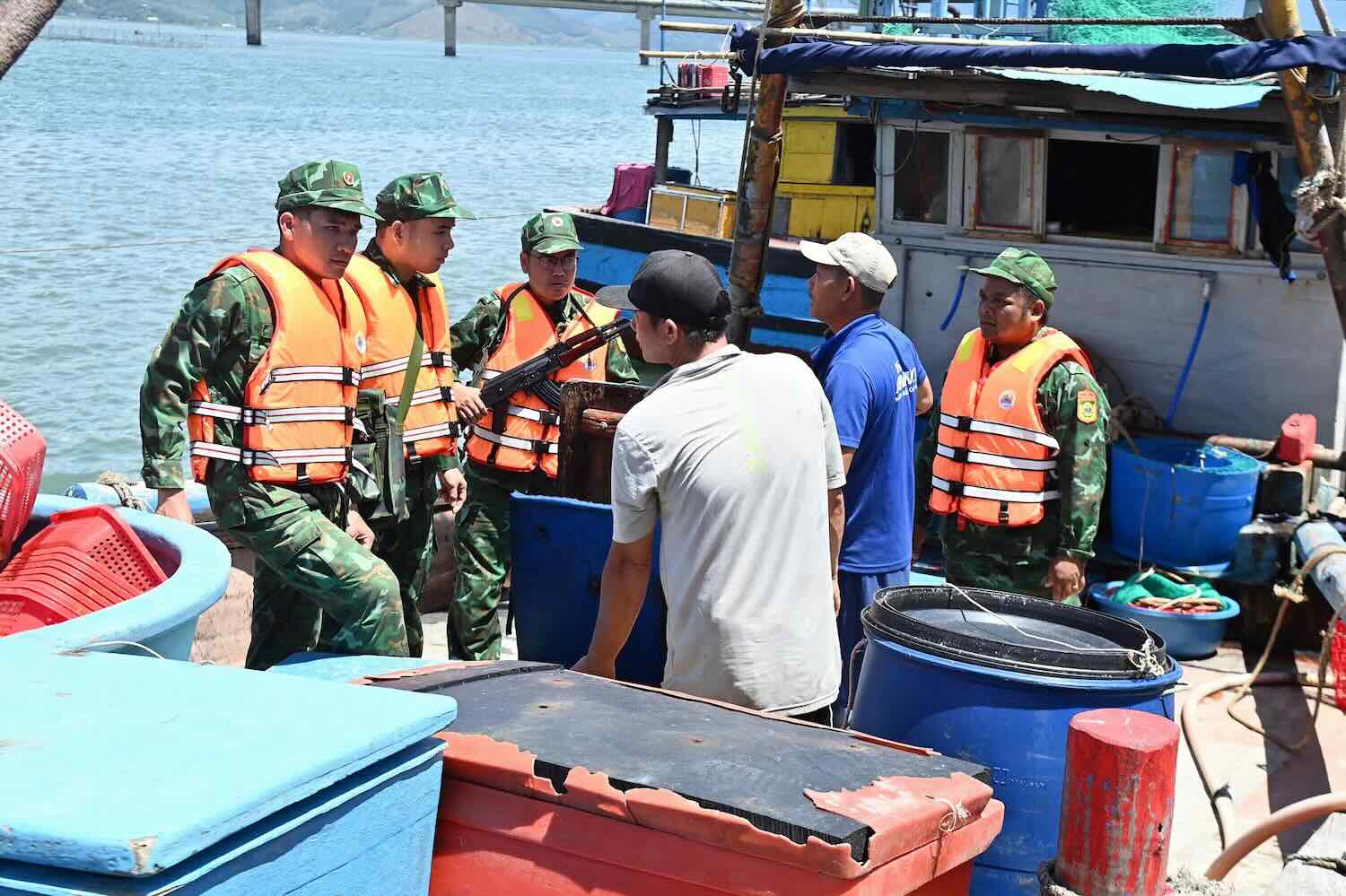 Tổ tuần tra Đồn Biên phòng Vinh Hiền, Bộ đội Biên phòng TP Huế kiểm tra tàu cá mang biển kiểm soát BĐ 91610 TS do ông Võ Xuân Cường làm chủ tàu kiêm thuyền trưởng. Ảnh: Võ Tiến.