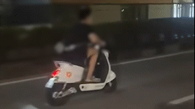 Thiếu niên điều khiển xe máy điện bằng 1 bánh. Ảnh: Người dân cung cấp