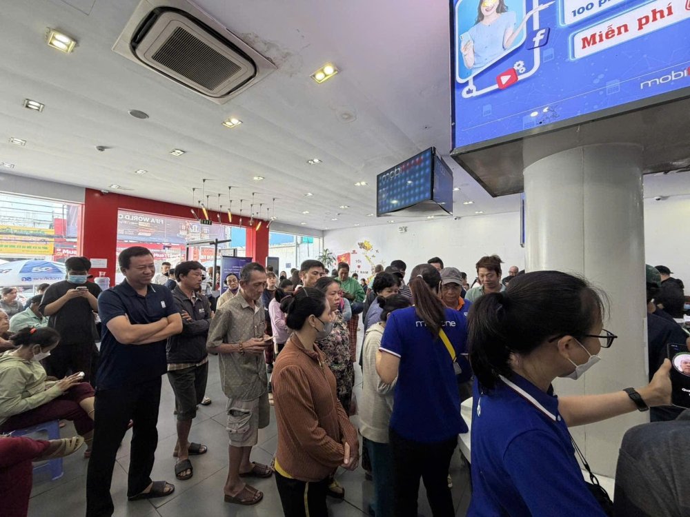 Người dân được hỗ trợ xác thực thông tin thuê bao tại điểm giao dịch của MobiFone.
