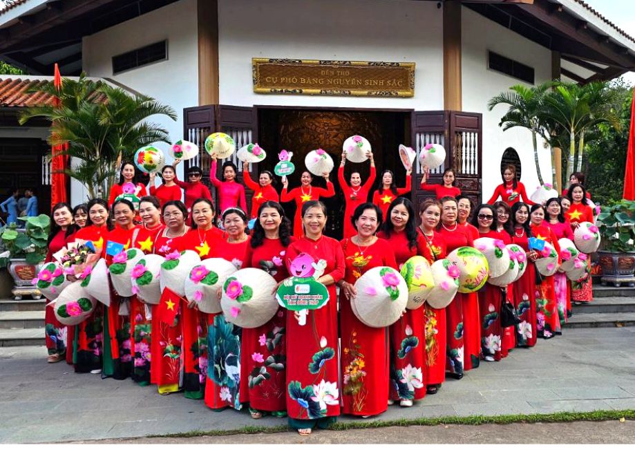 Phụ nữ Đồng Tháp trong trang phục áo dài sen tại sự kiện Lễ hội Sen Đồng Tháp lần thứ II. Ảnh: BTC