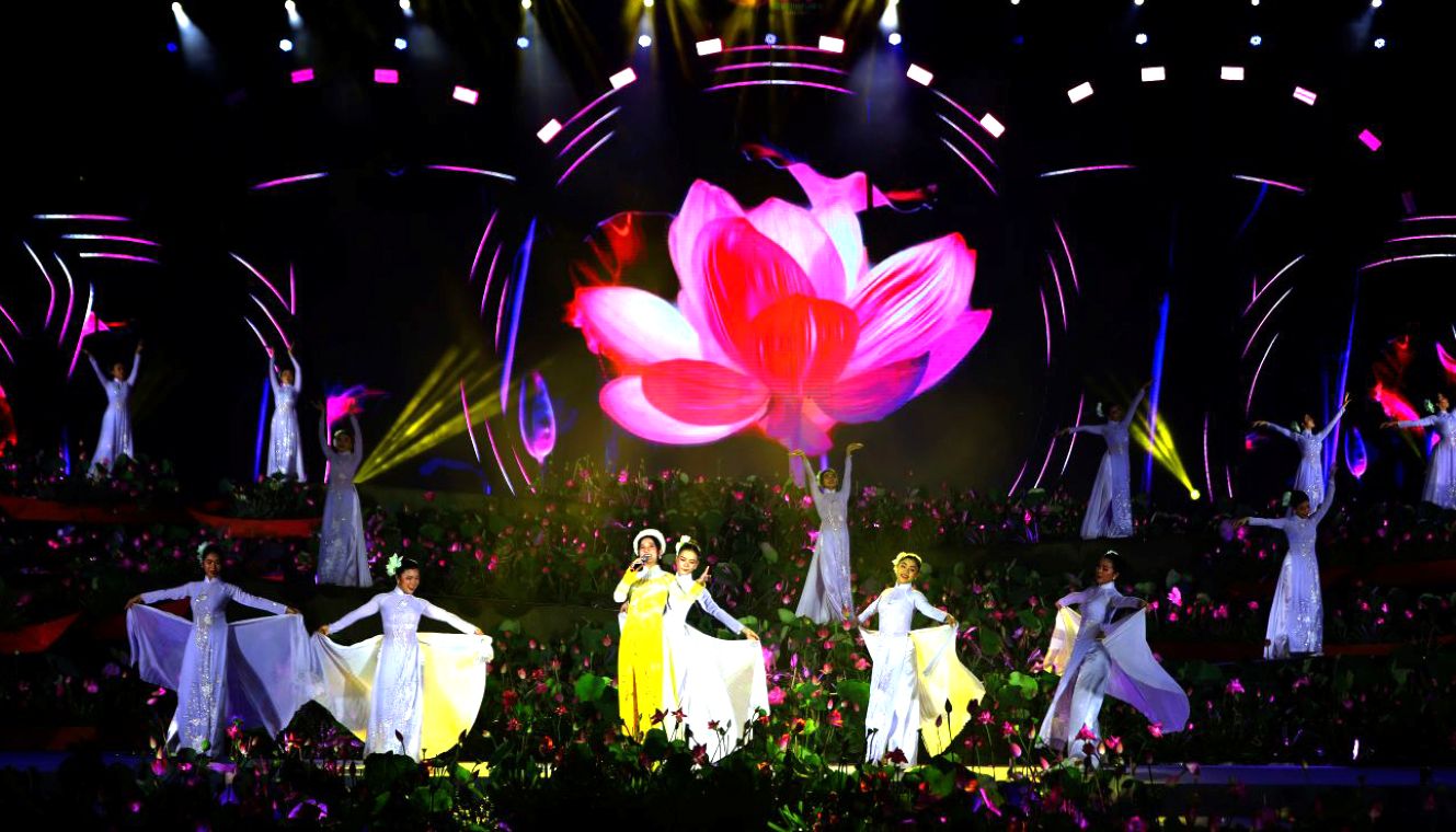 Ao Dai performance in the stage program at the 2nd Dong Thap Lotus Festival. Photo: Organizing Committee