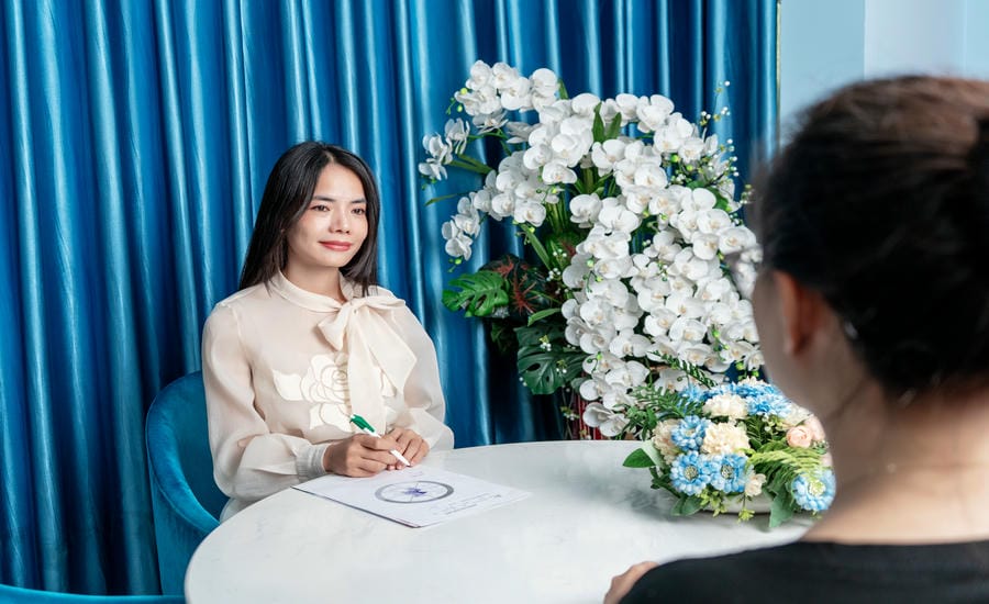 Expert Mai Ngoc Quyen warns of the consequences when children use electronic devices too much in the summer. Photo: Huyen Trang