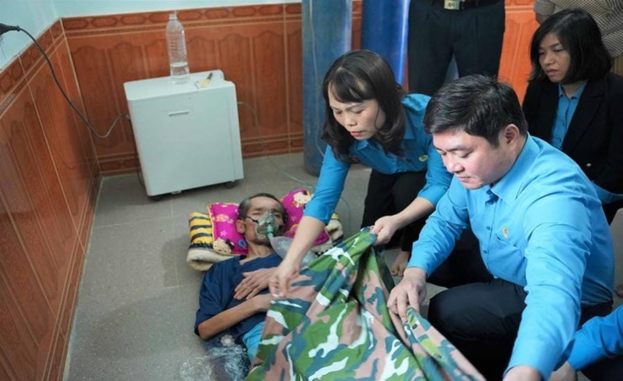 The working delegation of the Vietnam General Confederation of Labor visits workers of Chau Tien Co., Ltd. suffering from pneumoconiosis. Photo: Quang Dai