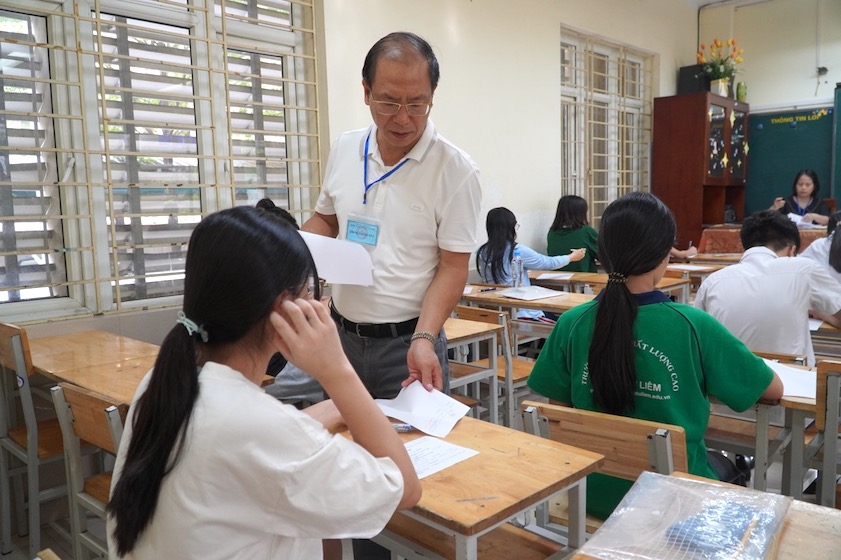 Học sinh tham dự kì thi tuyển sinh lớp 10 tại Trường THCS&THPT Nguyễn Tất Thành sáng 14.6. Ảnh: Tường Vân