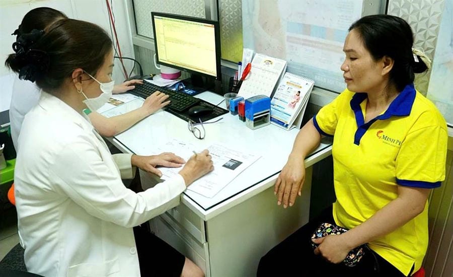Ca Mau Provincial Labor Federation organizes medical examinations for female workers on the occasion of Workers' Month. Photo: Thieu Vu