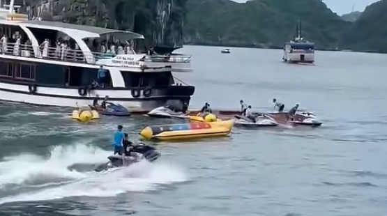 Scene of the ship capsizing in Lan Ha Bay. Photo cut from clip