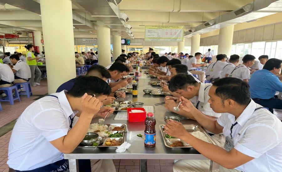Workers use shift meals at Yazaki EDS Vietnam Co., Ltd. Photo: Dinh Trong