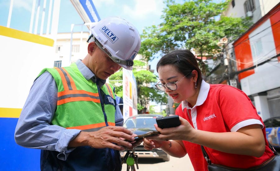 Network operators verify subscriber information for employees before the deadline of June 15. Photo: Viettel