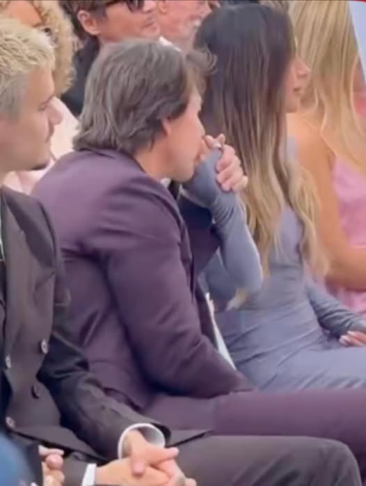 Khoảnh khắc Tom Cruise hôn tay vợ Beckham gây tranh cãi. Ảnh cắt từ video