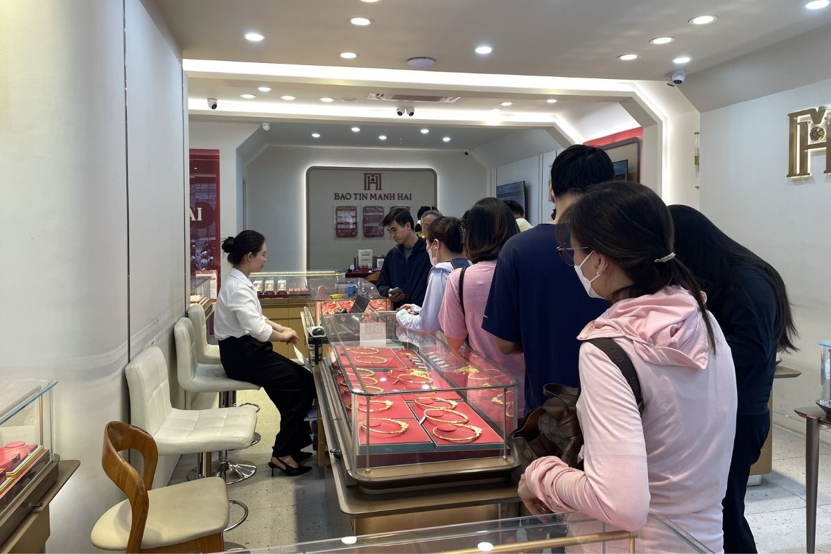 Khách hàng chờ giao dịch mua vào vàng nhẫn tròn trơn trong buổi sáng nay. Ảnh: Hạ Linh