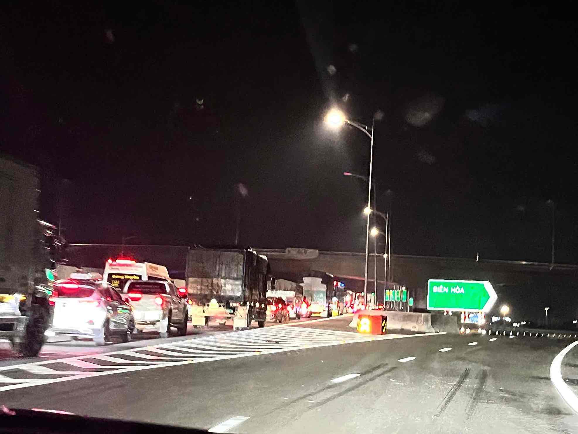 Traffic jam on the Ho Chi Minh City - Long Thanh - Dau Giay expressway section at Long Thanh intersection on the evening of June 14: Photo: HAC