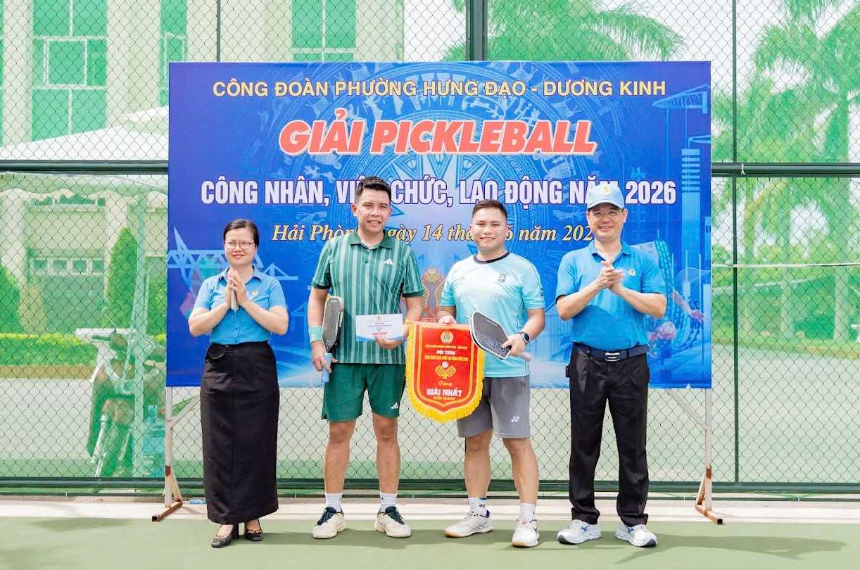 Ban Tổ chức trao giải cho các đội có thành tích xuất sắc. Ảnh: Phương Anh