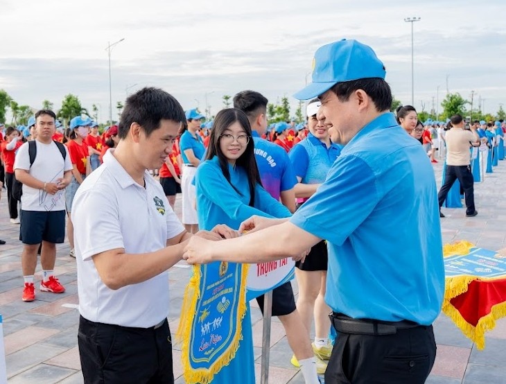 Lãnh đạo LĐLĐ TP Hải Phòng trao cờ lưu niệm cho các đội tham dự sự kiện. Ảnh: Phương Anh