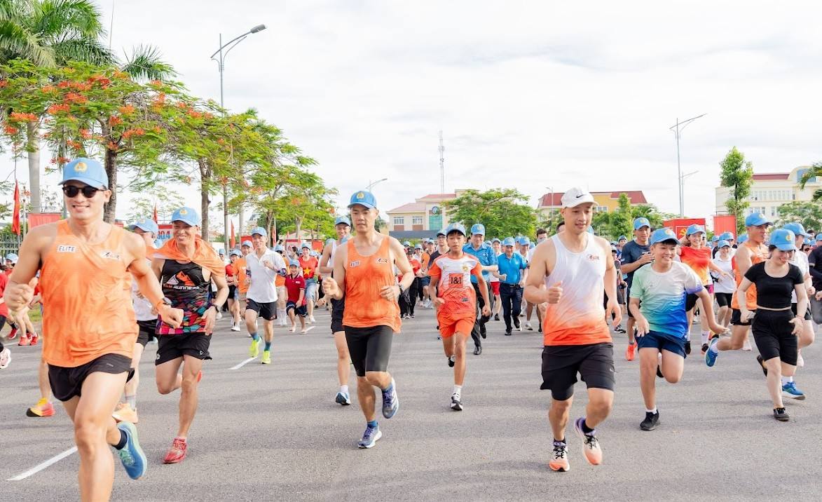 Thousands of union members attend a sports event co-organized by the trade unions of 2 wards. Photo: Phuong Anh