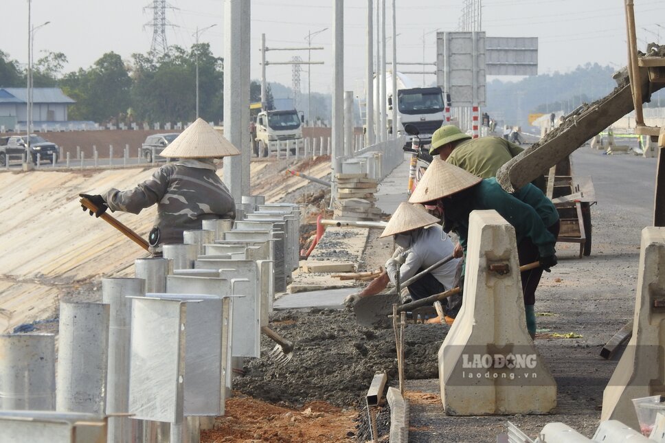 Các hạng mục cuối cùng đang được khẩn trương hoàn thiện. Ảnh: Tô Công
