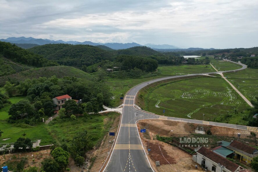 Hơn 2km đầu tuyến chính đã thi công xong. Ảnh: Tô Công
