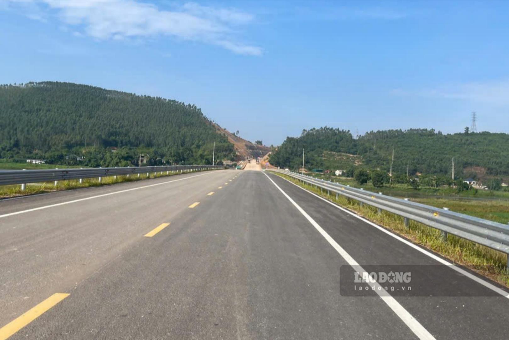 Tuyến nhánh đường liên vùng thẳng tắp đi qua những cánh đồng, đồi cao tại xã Cẩm Khê. Ảnh: Tô Công