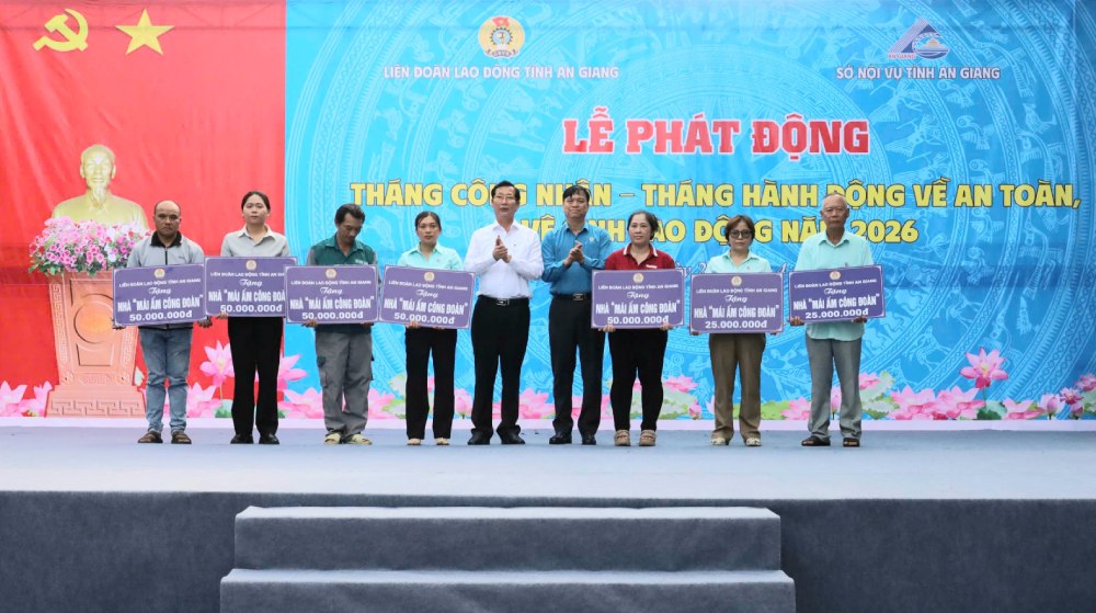 An Giang Provincial Labor Federation provides support to 7 union members to build and repair Trade Union Shelter houses at the launching ceremony of Workers' Month. Photo: Quoc Viet
