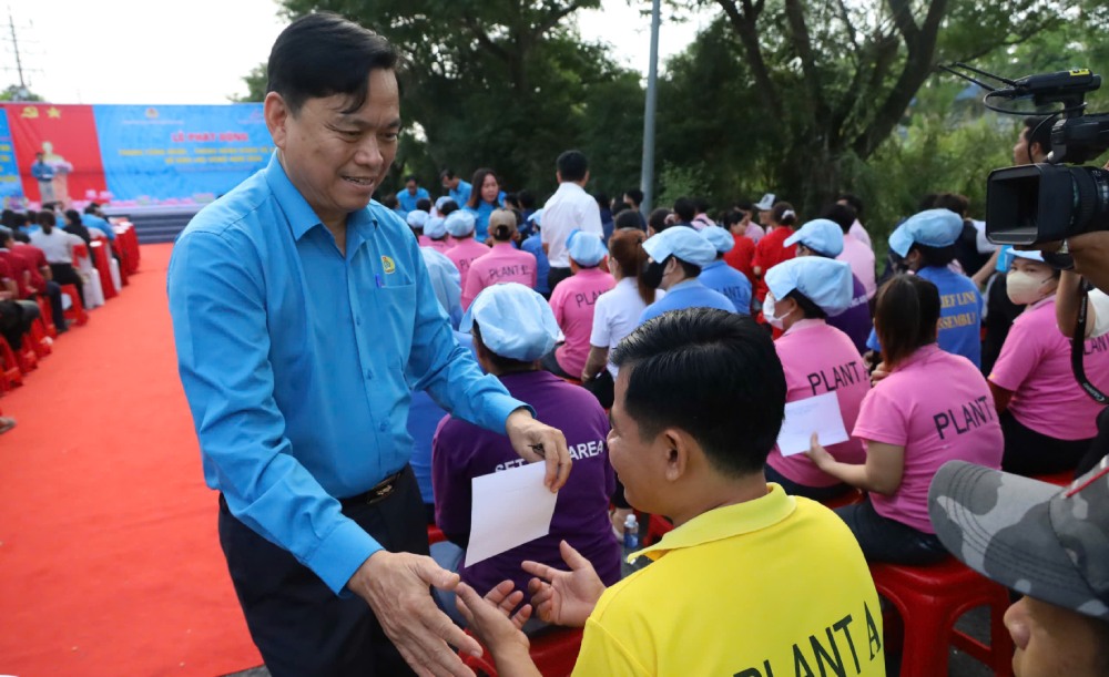 Chủ tịch LĐLĐ tỉnh An Giang Đỗ Trần Thịnh trao quà cho đoàn viên, NLĐ trong Tháng Công nhân. Ảnh: Quốc Việt