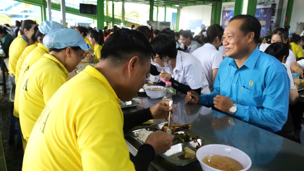 Phó Chủ tịch LĐLĐ tỉnh An Giang Phạm Văn Đằng cùng ăn bữa cơm Công đoàn với công nhân lao động Hwaseung Rạch Giá. Ảnh: Minh Mẫn