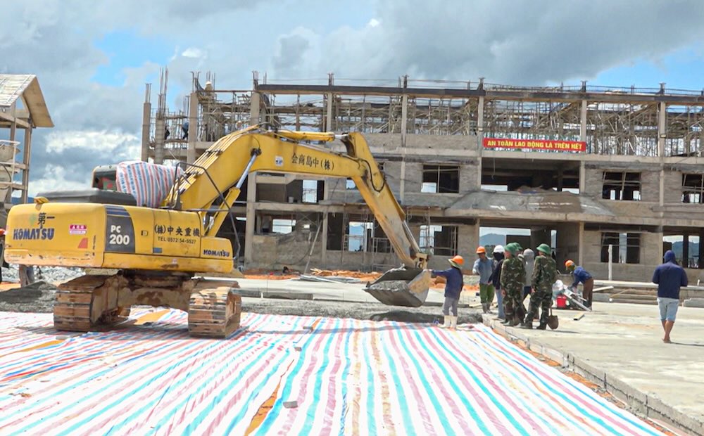 The progress of the Project to build an Inter-level Boarding Primary and Secondary School in A Luoi 4 commune has not been ensured before the time the army is present to support. Photo: Phuc Dat