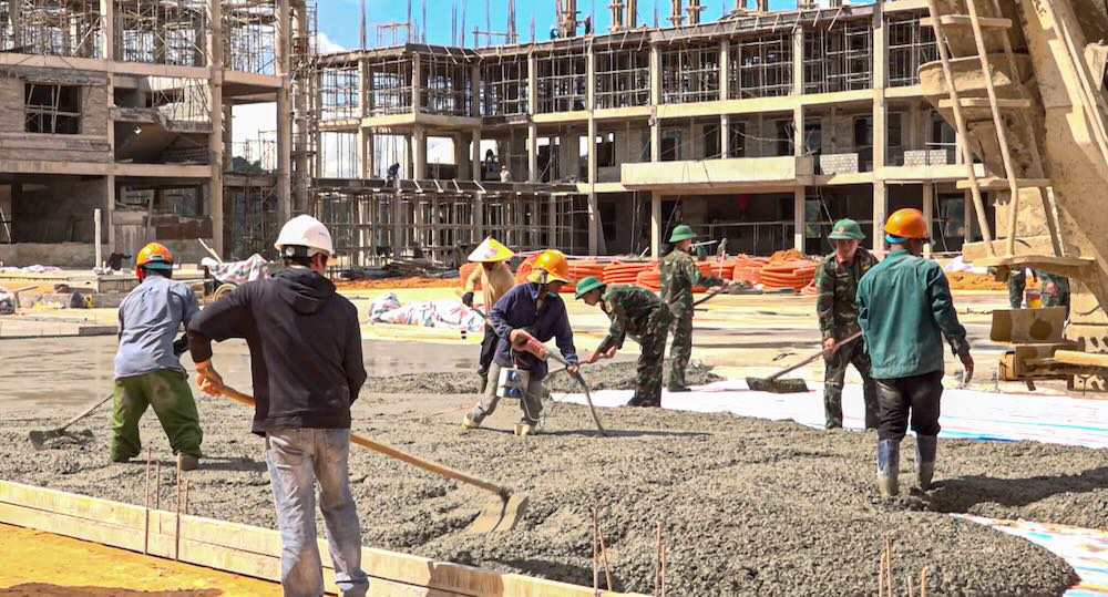 Dù thời tiết nắng nóng khá gay gắt nhưng chiến sĩ, công nhân vẫn miệt mài làm việc. Ảnh: Phúc Đạt