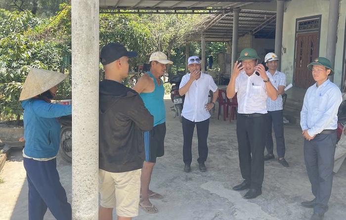 Mr. Le Van Thong (white shirt, 5th from the left) - Chairman of Cua Viet Commune People's Committee inspects the situation of dust flying into residential areas during the construction of Quang Tri airport project on June 15. Photo: Han Nguyen