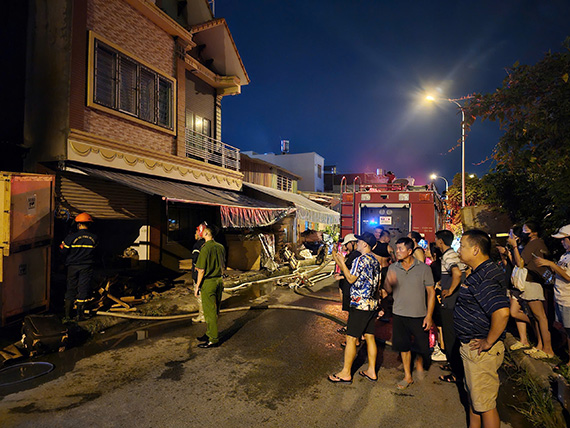 The fire at the wood workshop on Nguyen Van Linh street has been controlled. Photo: Dai An