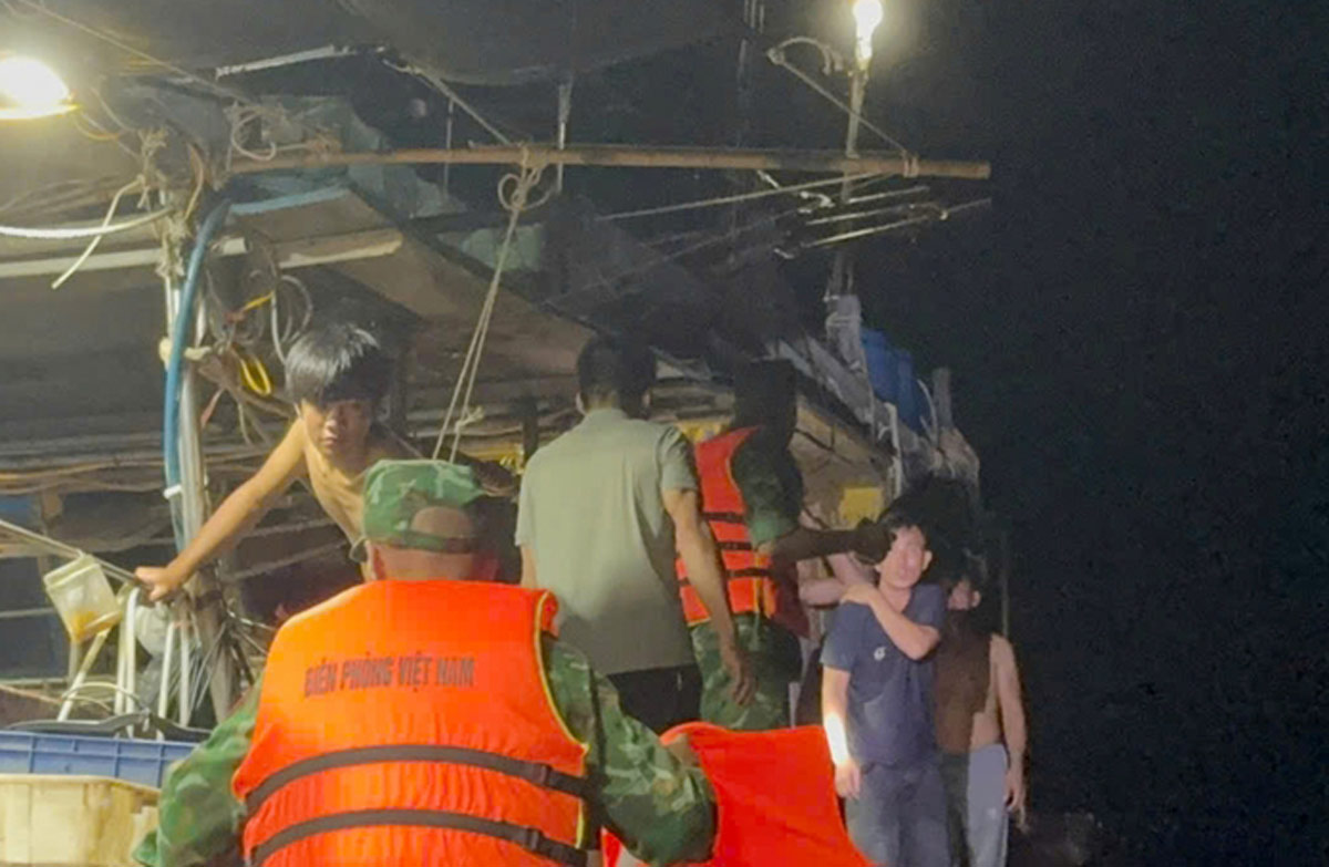 Border Guard forces and fishermen support fishermen in distress. Photo: Quang Duc Border Guard Station
