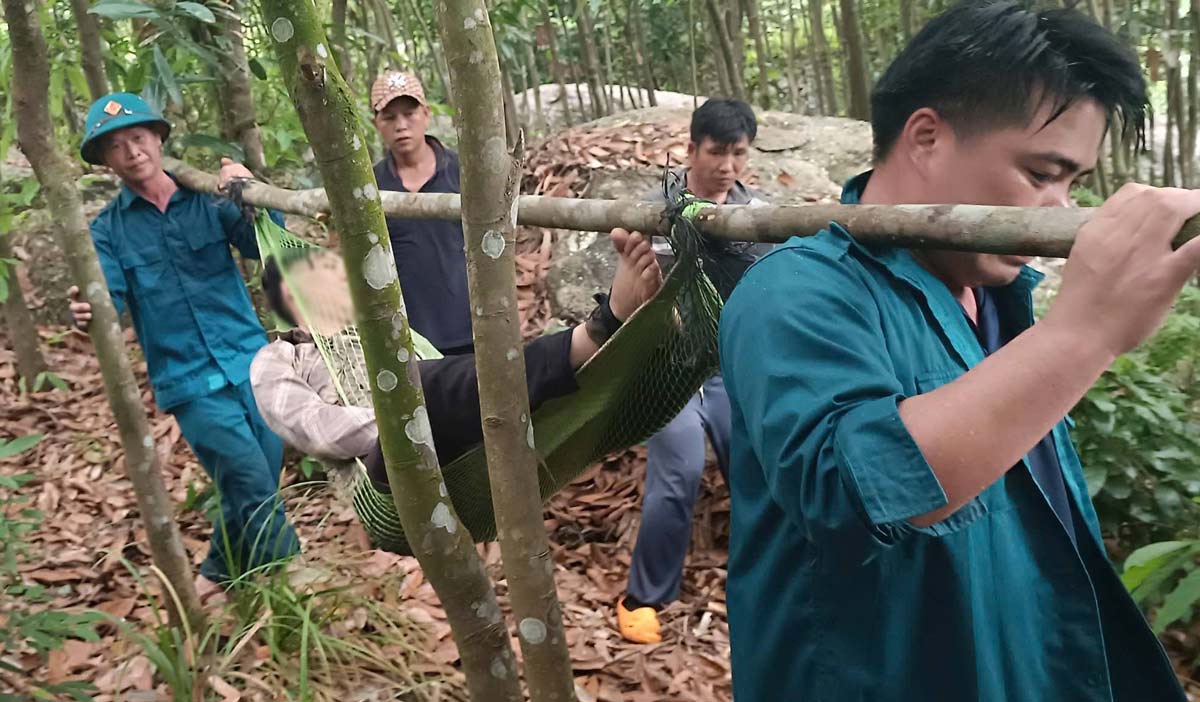 Militia forces of Quang Tan commune, Quang Ninh province coordinate with people to take victims to the emergency room. Photo: Military Command of Quang Tan commune