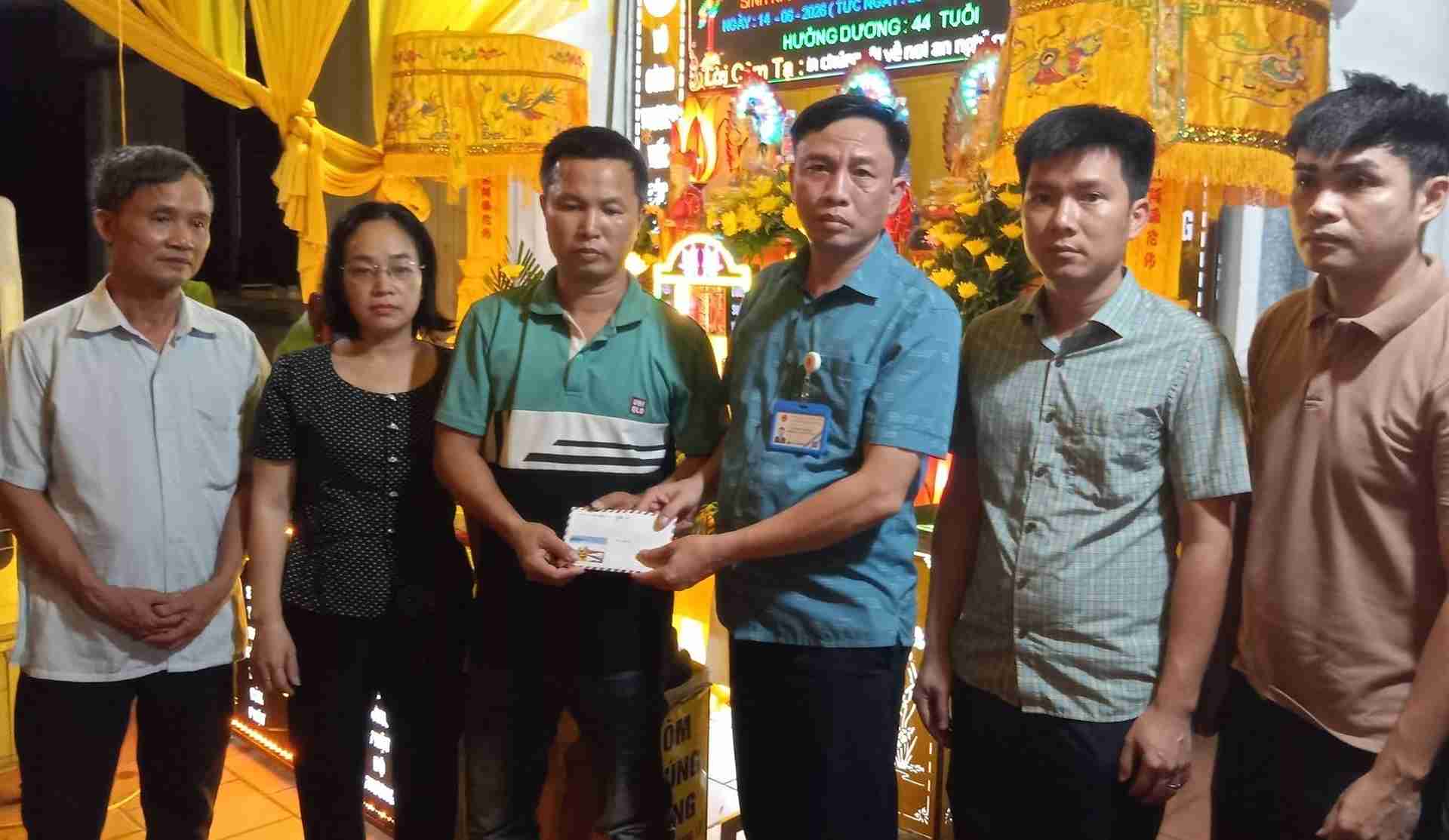 Nghia Tru commune promptly supports families of victims of train collision. Photo: Nghia Tru commune